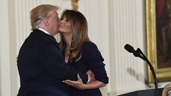 President Donald Trump kisses first lady Melania Trump during a celebration of military mothers and spouses event in the East Room of the White House in Washington, Wednesday, May 9, 2018 - Sputnik Afrique