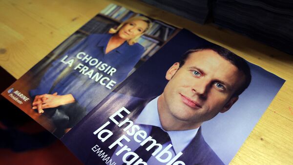 Electoral documents for the upcoming second round of 2017 French presidential election are displayed as registered voters will receive an envelope containing the declarations of faith of each candidate, Emmanuel Macron (R) and Marine Le Pen (L), along with the two ballot papers for the May 7 second round of the French presidential election, in Nice, France, May 3, 2017 - Sputnik Afrique