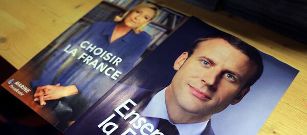 Electoral documents for the upcoming second round of 2017 French presidential election are displayed as registered voters will receive an envelope containing the declarations of faith of each candidate, Emmanuel Macron (R) and Marine Le Pen (L), along with the two ballot papers for the May 7 second round of the French presidential election, in Nice, France, May 3, 2017 - Sputnik Afrique
