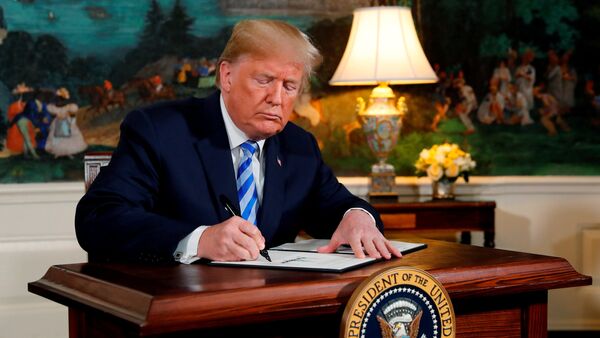 U.S. President Donald Trump signs a proclamation declaring his intention to withdraw from the JCPOA Iran nuclear agreement in the Diplomatic Room at the White House in Washington, U.S., May 8, 2018 - Sputnik Afrique