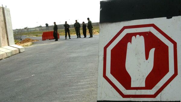Palestinian security are seen close to the Kerem Shalom checkpoint, in Rafah town along the southern Gaza Strip Egyptian border, 20 March 2006. - Sputnik Afrique