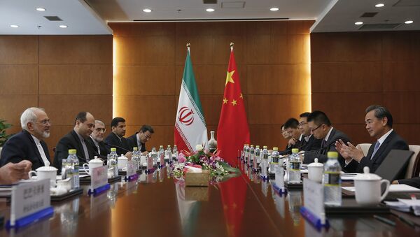 Le ministre chinois des Affaires étrangères Wang Yi, à droite, et le ministre iranien des Affaires étrangères Mohammad Javad Zarif, à gauche, assistent à une réunion bilatérale mardi 15 septembre 2015 à Pékin, Chine - Sputnik Afrique
