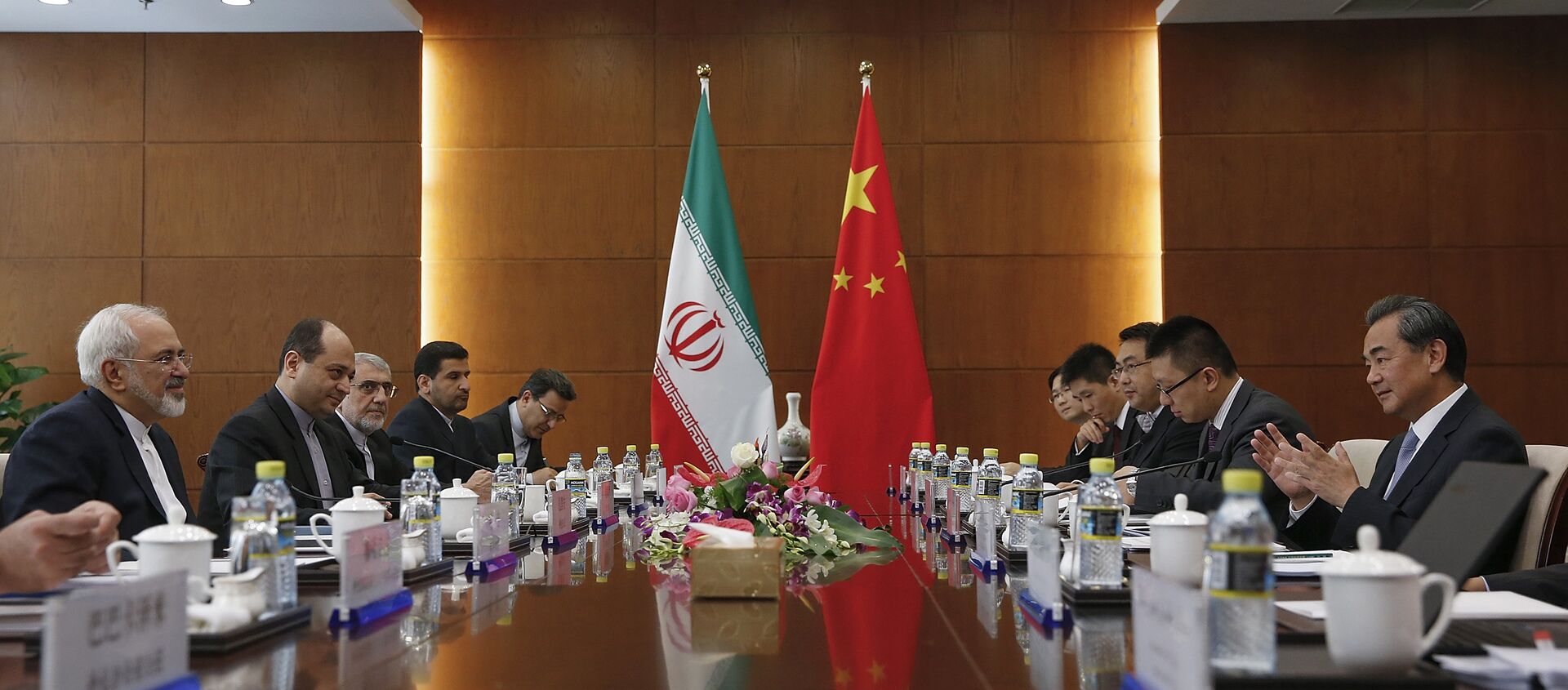 Chinese Foreign Minister Wang Yi, right, and Iranian Foreign Minister Mohammad Javad Zarif, left, attend a bilateral meeting Tuesday, Sept. 15, 2015 in Beijing, China - Sputnik Afrique, 1920, 29.03.2021