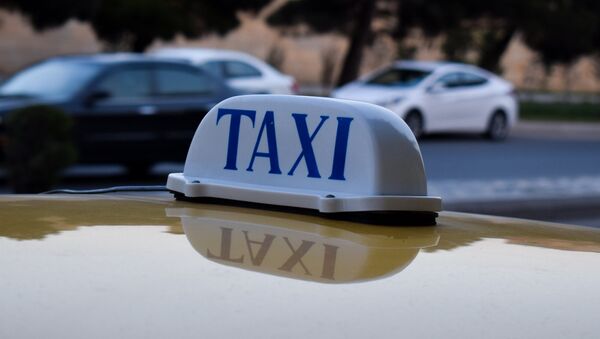 Фонарь такси на крыше автомобиля в Баку  - Sputnik Afrique