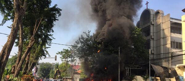 Motorcycles burn following a blast at the Pentecost Church Central Surabaya (GPPS), in Surabaya, East Java, Indonesia May 13, 2018, in this photo provided by Antara Foto. - Sputnik Afrique