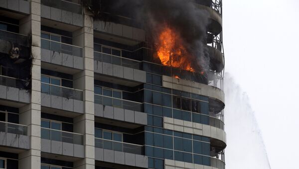 Firefighters respond to a fire that broke out at residential Zen Tower in the upscale Marina district in Dubai, United Arab Emirates May 13, 2018. - Sputnik Afrique