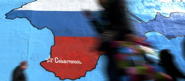 Patriotische Graffiti mit Krim-Halbinsel in Farben russischer Nationalflagge in Moskau - Sputnik Afrique