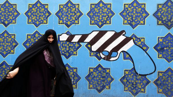 Graffiti auf der Wand vor der ehemaligen US-Botschaft in Teheran - Sputnik Afrique