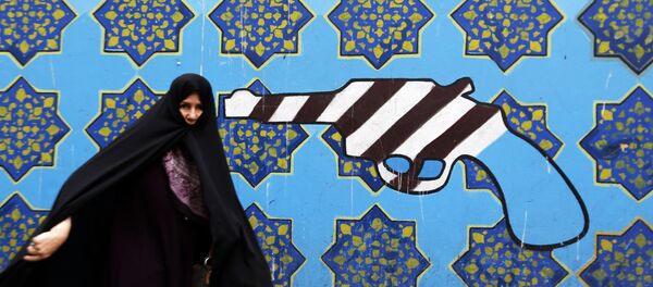 Graffiti auf der Wand vor der ehemaligen US-Botschaft in Teheran - Sputnik Afrique