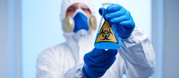 Ученый держит сосуд с радиоактивной жидкостью - Sputnik Afrique