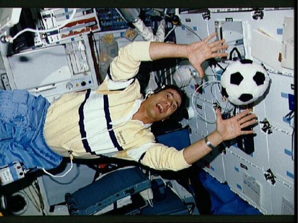 L'astronaute américain John Elmer Blaha joue au football en orbite (27 novembre 1989) - Sputnik Afrique