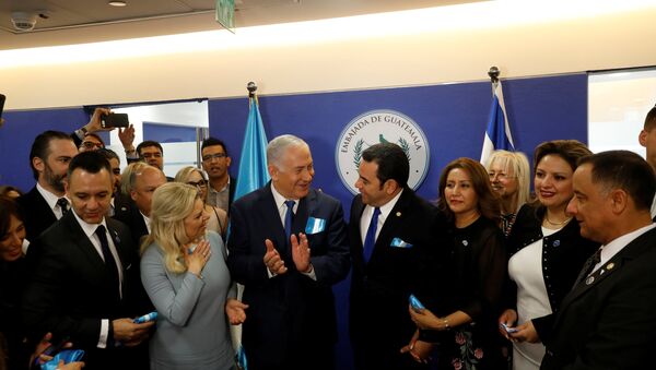 Guatemalan President Jimmy Morales, his wife Hilda Patricia Marroquin, Israeli Prime Minister Benjamin Netanyahu and his wife Sara, and Guatemalan Foreign Minister Sandra Jovel Polanco attend the dedication ceremony of the embassy of Guatemala in Jerusalem, May 16, 2018 - Sputnik Afrique
