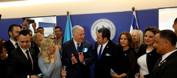 Guatemalan President Jimmy Morales, his wife Hilda Patricia Marroquin, Israeli Prime Minister Benjamin Netanyahu and his wife Sara, and Guatemalan Foreign Minister Sandra Jovel Polanco attend the dedication ceremony of the embassy of Guatemala in Jerusalem, May 16, 2018 Guatemalan President Jimmy Morales, his wife Hilda Patricia Marroquin, Israeli Prime Minister Benjamin Netanyahu and his wife Sara, and Guatemalan Foreign Minister Sandra Jovel Polanco attend the dedication ceremony of the embassy of Guatemala in Jerusalem, May 16, 2018 - Sputnik Afrique