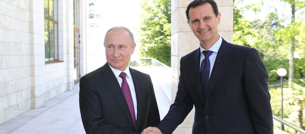 Le président russe Vladimir Poutine rencontre le président syrien Assad à Sotchi (photo d'archive) - Sputnik Afrique