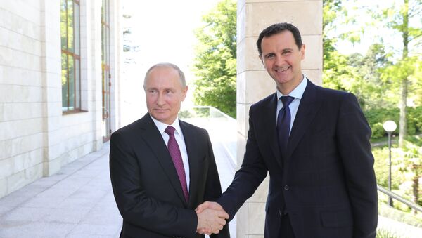 Le président russe Vladimir Poutine rencontre le président syrien Assad à Sotchi - Sputnik Afrique