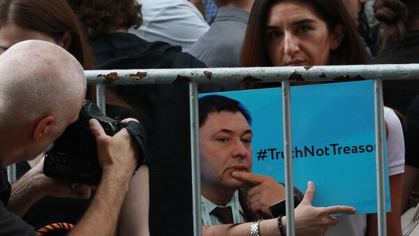 Manif de soutien au journaliste Vychinski près de l'ambassade d'Ukraine à Moscou - Sputnik Afrique