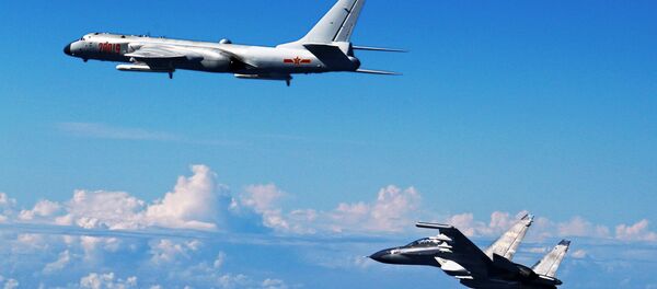 Un Su-30 et un H-6K chinois - Sputnik Afrique