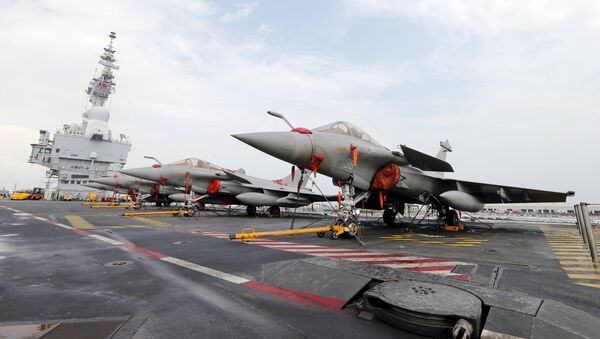 French Rafale Marine fighter aircrafts on flight deck of the aircraft carrier Charles De Gaulle - Sputnik Afrique
