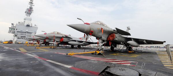 French Rafale Marine fighter aircrafts on flight deck of the aircraft carrier Charles De Gaulle - Sputnik Afrique