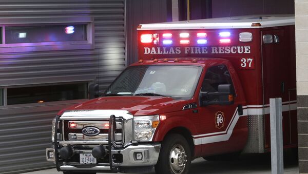 An ambulance pulls into the Dallas Fire-Rescue station 37 in Dallas, Wednesday, Oct. 1, 2014 - Sputnik Afrique