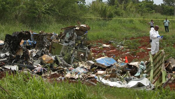 A rescue team member works at the wreckage of a Boeing 737 plane that crashed in the agricultural area of Boyeros, around 20 km (12 miles) south of Havana, shortly after taking off from Havana's main airport in Cuba, May 18, 2018. - Sputnik Afrique