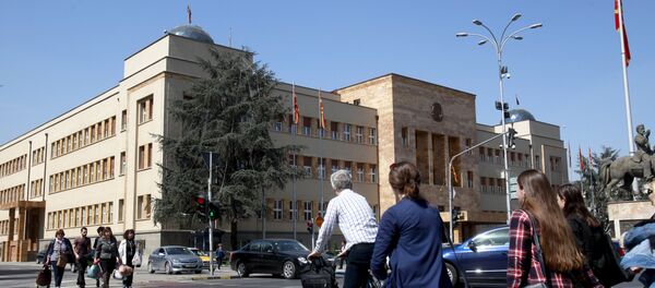 People walk across a street in front of the Parliament building in Macedonia’s capital Skopje, Thursday, April 7, 2016 - Sputnik Afrique