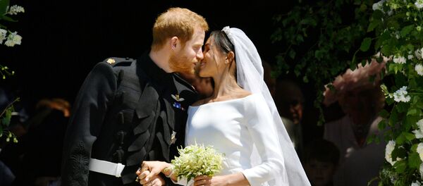 Prince Harry and Meghan Markle kiss on the steps of St George's Chapel in Windsor Castle after their wedding in Windsor, Britain, May 19, 2018 - Sputnik Afrique