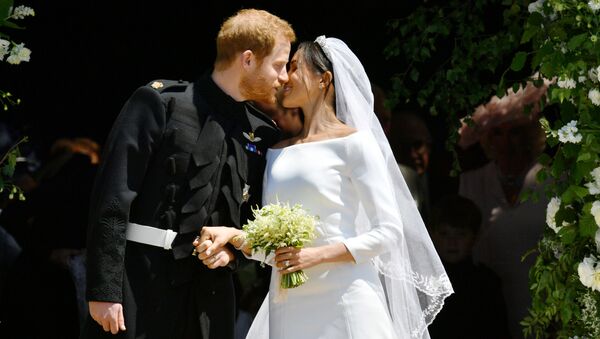 Prince Harry and Meghan Markle kiss on the steps of St George's Chapel in Windsor Castle after their wedding in Windsor, Britain, May 19, 2018 - Sputnik Afrique