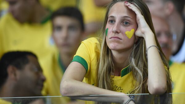 Torcedora brasileira durante o semifinal da Copa do Mundo 2014 no Mineirão - Sputnik Afrique