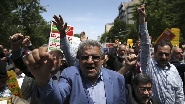 Iranian protestors chant slogans during a gathering after their Friday prayer in Tehran, Iran, Friday, May 11, 2018. - Sputnik Afrique