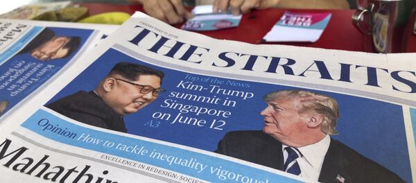 FILE - In this May 11, 2018, file photo, a news vendor counts her money near a stack of newspapers with a photo of U.S. President Donald Trump, right, and North Korea's leader Kim Jong Un on its front page in Singapore. - Sputnik Afrique