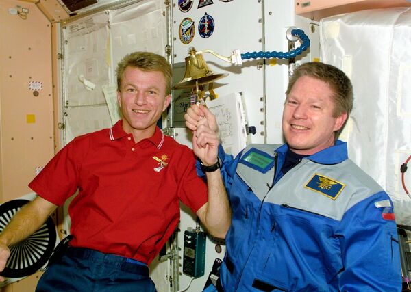 Les astronautes Brent Jett et Bill Shepherd sonnent la cloche de la Station spatiale internationale - Sputnik Afrique