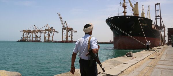 A soldier walks at Red Sea port of Hodeidah, Yemen May 10, 2017 A soldier walks at Red Sea port of Hodeidah, Yemen May 10, 2017 - Sputnik Afrique