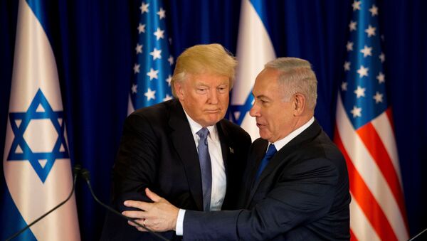 U.S. President Donald Trump and Israel’s Prime Minister Benjamin Netanyahu shake hands as they deliver remarks before a dinner at Netanyahu’s residence in Jerusalem May 22, 2017 - Sputnik Afrique