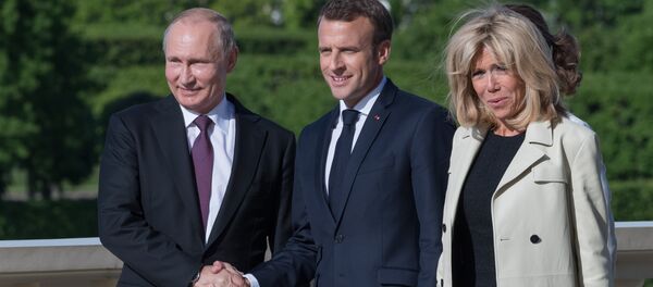 Vladimir Poutine et Emmanuel Macron et Brigitte Macron - Sputnik Afrique