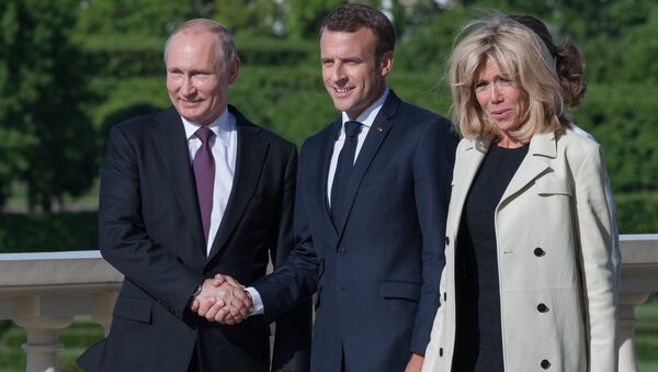Vladimir Poutine et Emmanuel Macron et Brigitte Macron - Sputnik Afrique