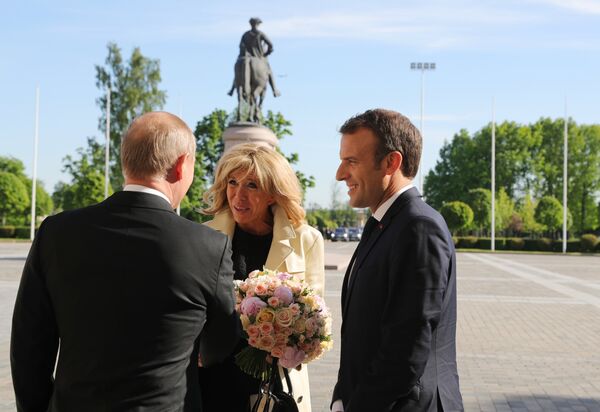 Vladimir Poutine offre des fleurs à Brigitte Macron  - Sputnik Afrique