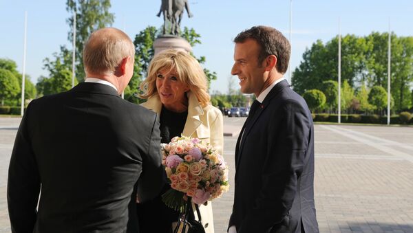Récidive: Poutine offre de nouveau des fleurs, cette fois-ci à Brigitte Macron (vidéo) - Sputnik Afrique