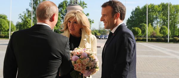 Récidive: Poutine offre de nouveau des fleurs, cette fois-ci à Brigitte Macron (vidéo) - Sputnik Afrique