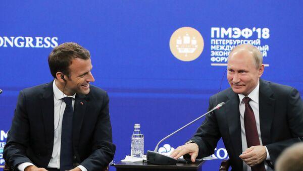  Poutine et Macron au Forum économique international de Saint-Pétersbourg 2018 - Sputnik Afrique