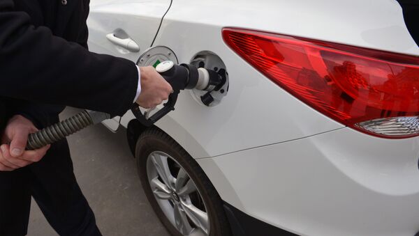 A photo taken on December 3, 2015 shows an ix35 Fuel Cell vehicle by Korean car manufacturer Hyundai at a short time Air Liquide hydrogen temporary station during an demonstration by Hyundai France on the Place de l'Alma in Paris - Sputnik Afrique