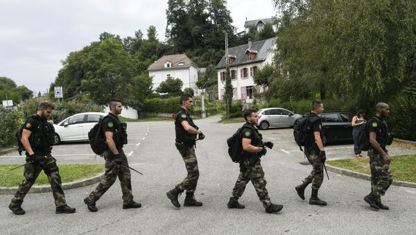 French gendarmes patrol in Pont-de-Beauvoisin on August 30, 2017 after the disappearance of a 9-year-old girl. - Sputnik Afrique