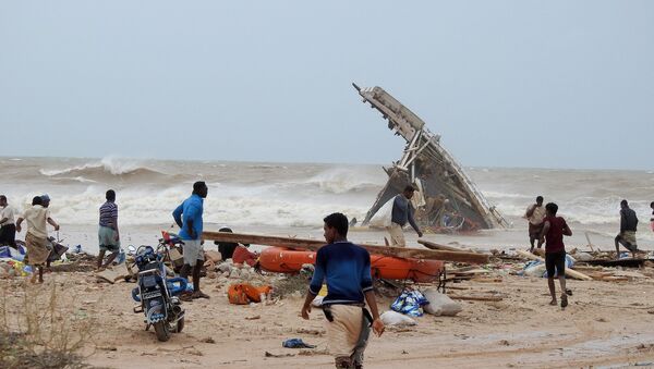 People search among the wreckage of a boat destroyed by Cyclone Mekunu in Socotra Island, Yemen, May 25, 2018 - Sputnik Afrique