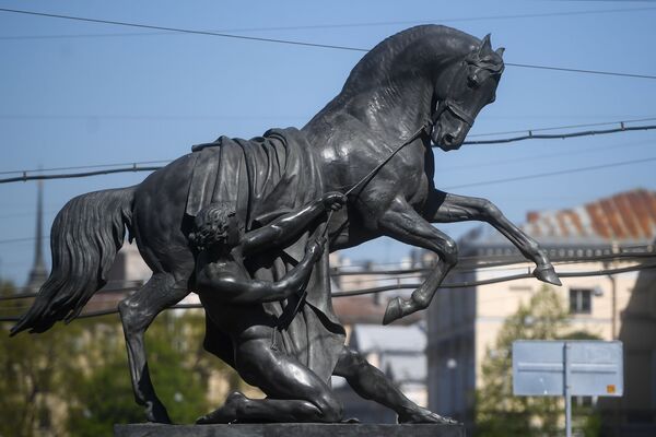 Sur la photo: ensemble de sculptures Les dompteurs de chevaux sur le pont Anitchkov à Saint-Pétersbourg. - Sputnik Afrique