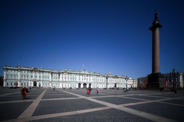 Sur la photo: le Musée de l’Ermitage et la Colonne d’Alexandre sur la place du Palais à Saint-Pétersbourg. - Sputnik Afrique