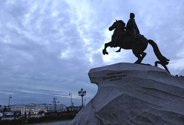 Sur la photo: monument dédié à Pierre le Grand, Cavalier de bronze sur la place du Sénat à Saint-Pétersbourg pendant les nuits blanches. - Sputnik Afrique