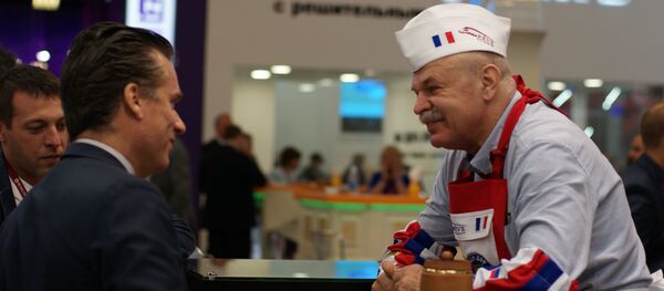 Le fromager russe Vladimir Borev communique avec les participants du SPIEF-2018 - Sputnik Afrique