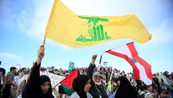 Lebanon's Hezbollah suppoters wave flags during a rally to mark the 70th anniversary of Nakba near Beaufort Castle in Yehmor, Lebanon May 15, 2018. - Sputnik Afrique