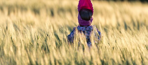 La fille dans le champ - Sputnik Afrique