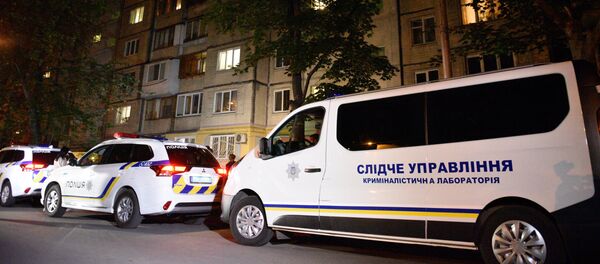 La police et les journalistes devant la maison de Kiev où le journaliste Arkadi Babtchenko La police et les journalistes devant la maison de Kiev où le journaliste Arkadi Babtchenko - Sputnik Afrique